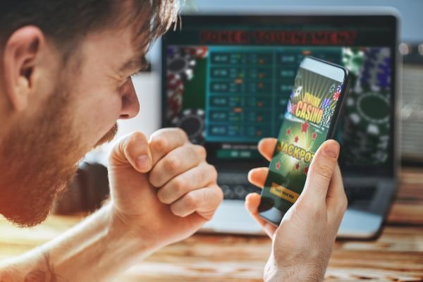 Truy cập nền tảng okking trên điện thoại thông minh với giao diện thân thiện